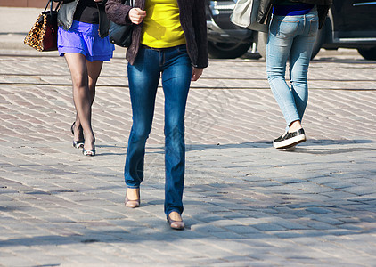 跨越人行横道的行人腿人行道斑马裙子蓝色街道女孩们丝袜城市行动城市生活图片