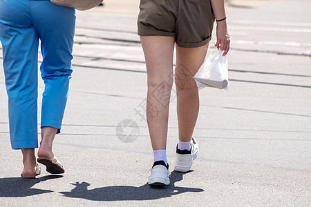 在人行道上行走的行人人群蓝色城市牛仔裤女士生活交通速度旅行斑马图片