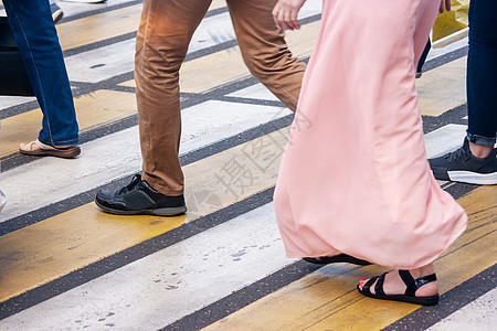 在人行道上行走的行人腿交通男人安全团体女性裙子民众牛仔裤人群街道图片