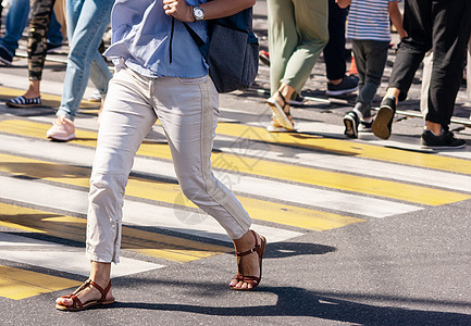 在人行道上行走的行人腿景观团体民众女性行动沥青蓝色城市交通人群图片