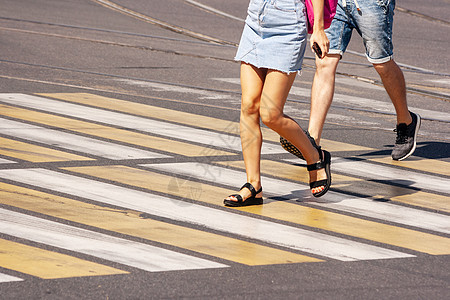 年轻行人大腿在横行道上行走图片