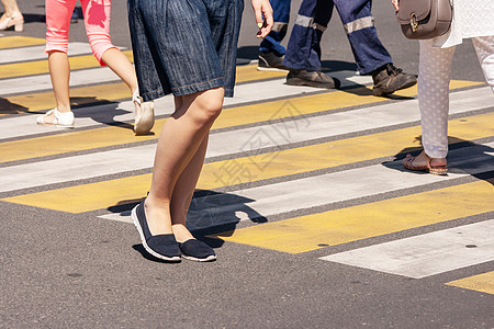 在人行横越街口的人跨越街道行动蓝色行人男人场景成人裙子速度交通女性图片