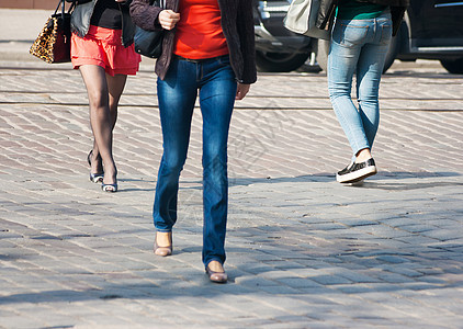 跨越人行横道的行人腿丝袜黑色行动蓝色人行道团体城市生活女性市中心运动图片