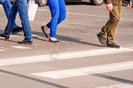 跨越人行横过人行交叉口的人速度蓝色生活旅行男人行人街道交通安全城市图片