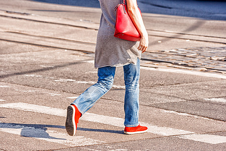 鞋包店妇女跨越公路 行人脚牛仔裤安全旅行街道人群蓝色交通女士速度城市背景