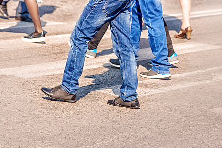 步行行人十字路口男人交通城市蓝色人群场景女性速度生活街道图片