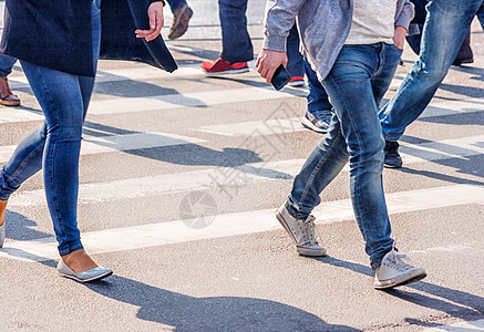 街道上人们的脚踏地走在街上交通安全牛仔裤人群城市夹克生活旅行场景团体图片