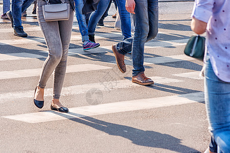 跨越人行横过人行交叉口的人场景男人生活行人女性旅行街道速度蓝色安全图片