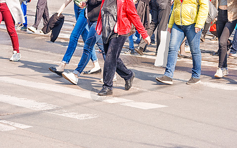 街道上人们的脚踏地走在街上夹克行人人群旅行团体城市交通生活男人女性图片