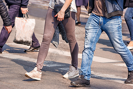 街道上人们的脚踏地走在街上场景团体安全速度旅行蓝色城市男人人群牛仔裤图片