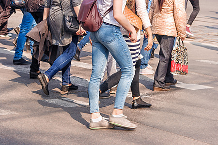 妇女跨越公路 行人脚牛仔裤腰带城市裙子男人旅行生活安全蓝色女性图片