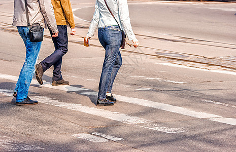 街道上人们的脚踏地走在街上牛仔裤关心场景人群男人生活女性团体蓝色行人图片