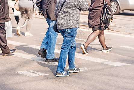妇女跨越公路 行人脚旅行男人人群场景夹克团体关心街道丝袜生活图片