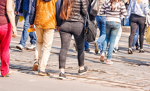 跨过城市街道的青年女子双脚女性蓝色旅行行人街道安全速度团体男人牛仔裤图片
