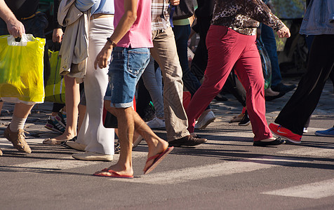 城市街道上行人脚下牛仔裤交通安全运动女性景观民众城市团体斑马图片