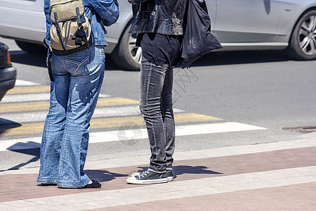 在行人交叉路口和汽车交通中等待妇女成人斑马市中心牛仔裤晴天蓝色场景夹克安全运动图片