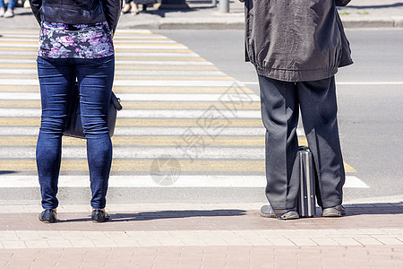 等待过街的行人女性女士晴天牛仔裤成人运动路口蓝色场景男人图片