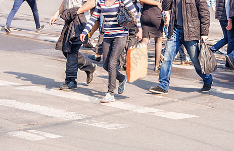 步行行人十字路口安全女性街道人群团体夹克关心牛仔裤旅行场景图片