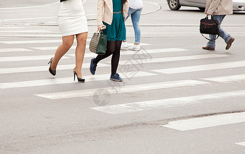 妇女双腿在行人交叉近身上图片