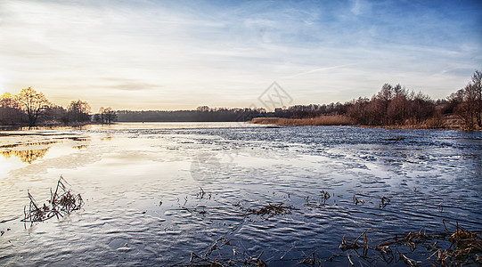 日落时冬湖图片
