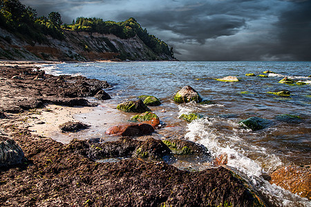 海浪破碎在一块大石头上活力晴天泡沫旅行场景海岸海洋海景蓝色天气图片