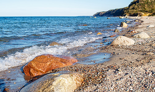 海砂 海浪在一块大石头上崩塌场景旅行海洋支撑海滩地平线泡沫飞溅天空晴天图片