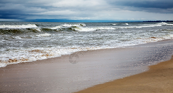 阴暗秋天的海景风景蓝色天空日光海浪波浪场景海岸旅行海滩图片