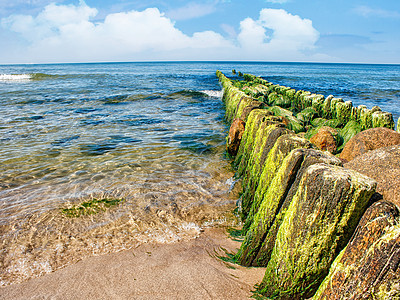 海浪在断裂水上破裂图片