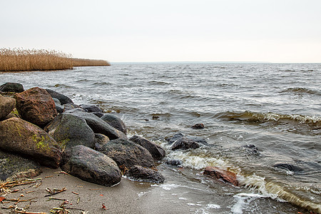 秋天的湖岸季节石头海浪波浪反射支撑叶子风景场景旅行图片