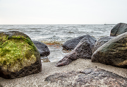 秋天的湖岸旅行海浪反射波浪叶子石头蓝色场景支撑季节图片