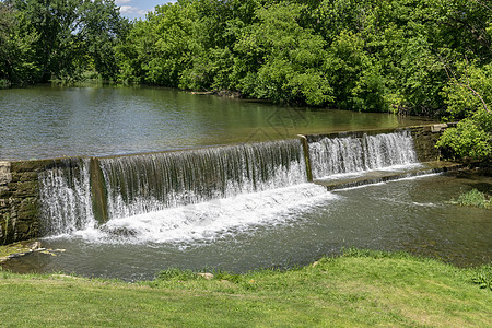 人造瀑布池塘风景公园排放径流流动溪流雨水水库白色图片