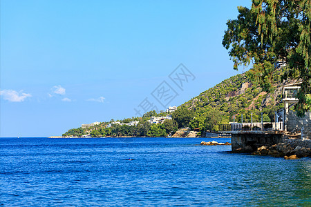 科林斯湾陡峭的岩坡和海岸上的蓝色环礁湖景色很美图片