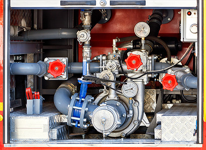 设备齐全的消防车货舱内装有强大的水泵 供水泵使用图片