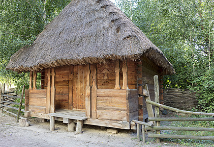 古老的乌克兰传统农村谷仓 有根稻草屋顶图片