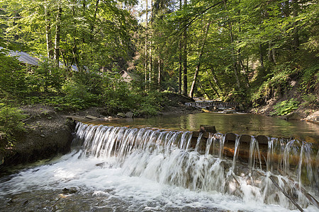 喀尔巴阡山脉山流瀑布的瀑布蓝色环境苔藓林地急流巨石旅游森林溪流运动图片