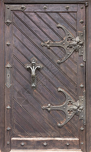 古老的木制门有铁环和横杆黄铜硬木材料金属风化入口框架古董木板艺术图片