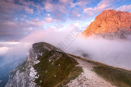 曼加特山峰顶在朱利安的戏剧日落时云层之上登山冒险顶峰首脑远足戏剧性天气旅行风景印象图片