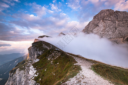 曼加特山峰顶在朱利安的戏剧日落时云层之上戏剧性登山风景季节高度山顶印象魔法岩石首脑图片