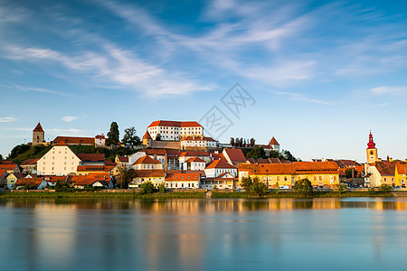 斯洛维亚美丽的城市Ptuj 与希尔城堡在河岸图片