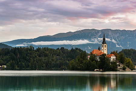 斯洛文尼亚Bled湖日出与岛屿上著名的教堂图片