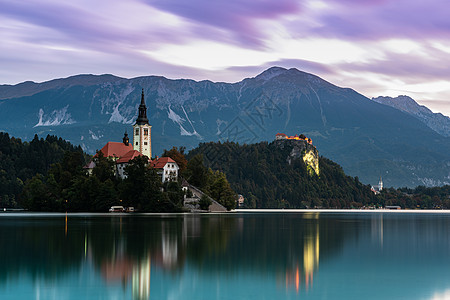 在斯洛文尼亚 著名的湖泊与岛屿上的教堂一起布莱德 长期的博览会爬坡季节旅行反射地标城堡旅游高山风景天空图片