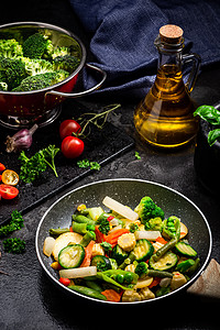 黑调黑薄纸板上闪亮新鲜蔬菜混合剂小吃排毒盘子胡椒平底锅烹饪食物低脂肪桌子美食图片