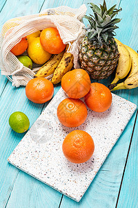 木质表上新鲜的橙子和热带水果营养团体果汁桌子食物美食饮食图片