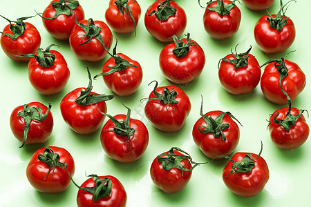 在绿色背景上销售新鲜的红番茄 平面设计图片