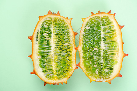 Kiwano 或角瓜水果切成两半 异国情调的水果 细节 C绿色食物营养肉质黑色素植物黄瓜蔬菜热带尖刺图片