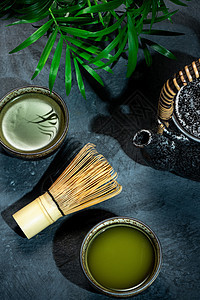 和竹布威斯克一起在碗中的 火辣绿茶排毒传统杯子勺子绿色仪式叶子粉末草本植物抹茶图片