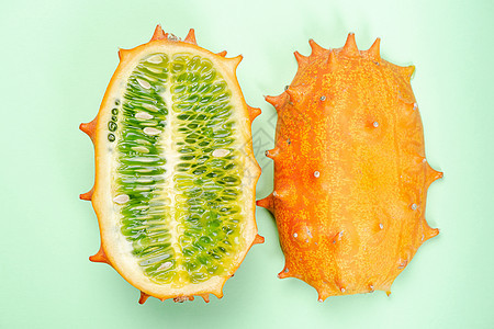 Kiwano 或角瓜水果切成两半 异国情调的水果 细节 C植物绿色黑色素热带营养肉质尖刺黄瓜蔬菜橙子图片