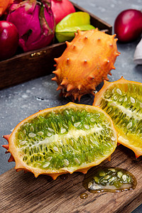 整盘和全基瓦诺或角状美食植物黑色素尖刺食物绿色黄色肉质黄瓜热带营养图片
