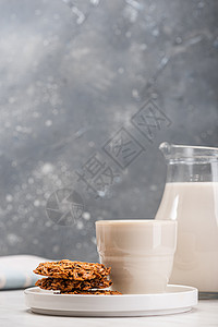 厨房桌旁的苏伊或索亚牛奶和燕子饼干图片