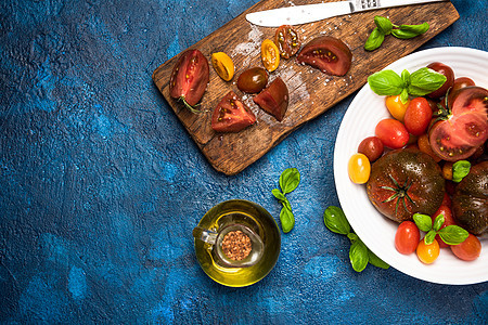 充满活力的新鲜新番茄和Basil农业高架绿色收成市场红色营养食物沙拉蔬菜图片